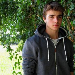 créateur de conneries, follow et parle moi pour me connaitre, non je ne suis pas insociable! :p