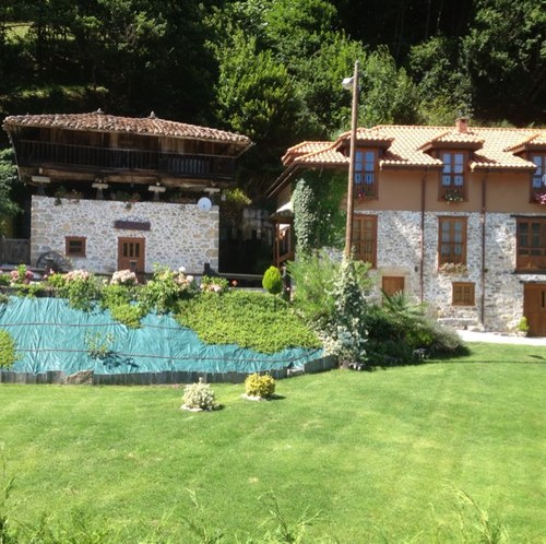 Antigua casona de más de 200 años restaurada en tres apartamentos rurales que conservan el sabor del ayer y poseen las comodidades de hoy.