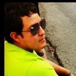 ¿Y usted quién es? - Un hombre ni demasiado joven ni demasiado viejo, ni demasiado guapo ni demasiado feo, con mucho pasado, pero... con más porvenir...