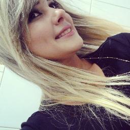 Manter meu buquê de sorrisos no rosto,sem perder a vontede de antes. 
  Porque aprendi,que a vida,apesar de bruta é meio mágica,