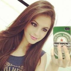 Chata, estranha, feia e revoltada. Prazer ;)