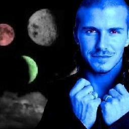 Señor de los vientos y Dios de la empatía. Adorado en Idhún por los celestes. Mi azul tan sexy y mi brillante calva, hacen de mi un Dios irresistible. (Rol)