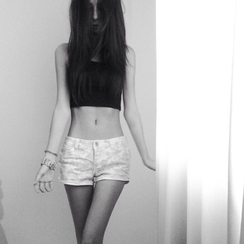 16 ans. 33,3kg, 1m67. Mutillation, suicidaire, anorexie.