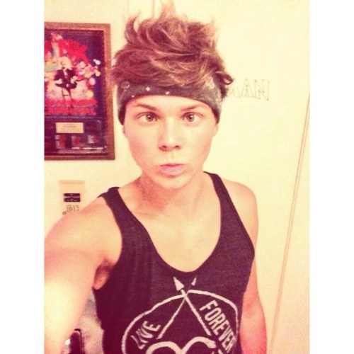 ReeseWoodsLSH's profile picture. I'm 17, and I'm gay. That's all you really need to know.