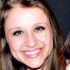 E esse sorriso, por que sempre está ai menina ?   - Por que dentro de mim meu caro, tem amor !