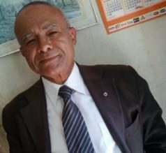 Sou uma pessoa: um pouco perfeccionista. Mas sou compreensivo, sei ouvir e entender as pessoas.
Ah! uma coisa que me deixa indignado, é a falta de educação.
