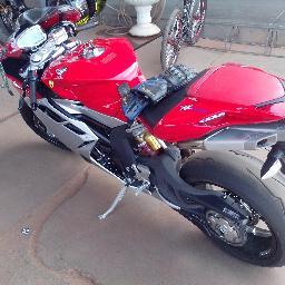 Velocidade é tudo! Amo motos e velocidade.