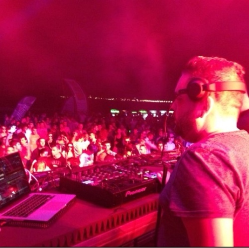 dj/producer - foodie -nice guy.  For Junkies related follow @thejunkiesLIVE