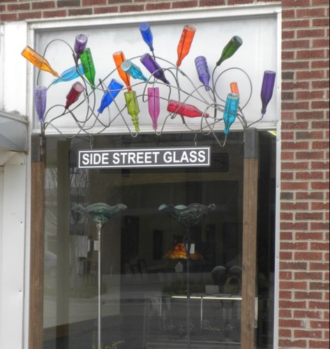 Specializing in unique hand made art glass lamps, vases, bowls, ornaments, jewelry and gifts by a variety of well known contemporary glass artists.