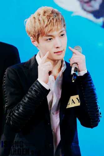 03/07/13 สวัสดีครับผมจางอี้ชิงสุดหล่อ สุดสวย สุดน่ารัก จากเอ็กโซ่เอ็ม ผมใจดีและขี้เล่น^^ ฟอลมาคุยกันครับ ถึงผมจะเป็นหมาป่าแต่ผมก็ไม่กัดคุณนะ*โปรยยิ้ม*