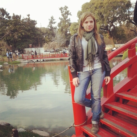 Soñadora y optimista! Siempre apuesto a lo que quiero y lucho x conseguirlo.A veces gano, muchas pierdo; pero siempre aprendo!