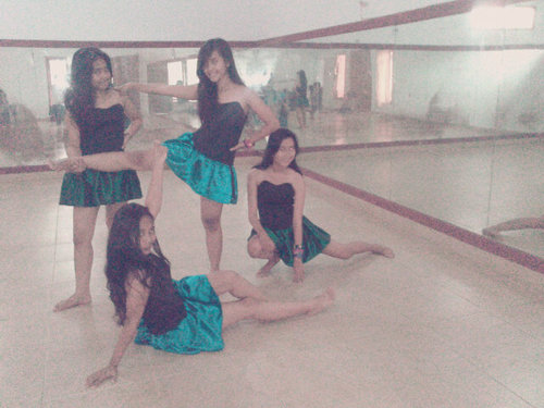 We are Lady Streakz Dancer| for booking?»Cp : 23a10a5c(@firahasanah). Just keep dancing all the time guys;)