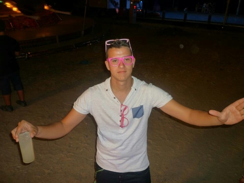 enrike198's profile picture. Sacando sonrisas desde el 95!Apasionado de la musica ,el guion de mi vida se escribe en un pentagrama.Madridista desde que tengo uso de razon!MADRID O MUERTE