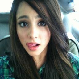 Daughter of the one and only pianist Peter John Simons. Sophomore. Fifteen. Victim of Bullying. Help me get over this. #Lovatic #Swiftie #Arianator