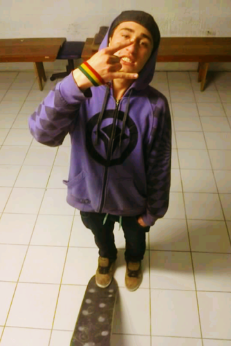 A arte maior é o jeito de cada um
Vivo pra ser feliz não vivo pra ser comum. SkateBoard Vibrations
