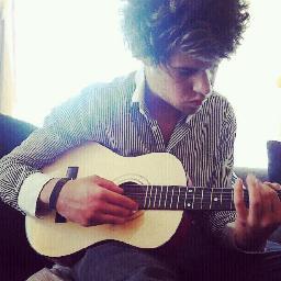 || Nicolas, 21 ans ✋ || Rennes || || Singer, pianist, guitarist || || FB : Nicolas Rstr || || Insta : rstr_officiel ||