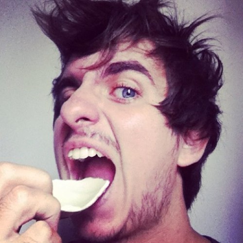 ~~este twitter não tem bg pois ele foi criado apartir de um iPod~~