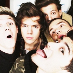 ...Dreams are like stars you raise your eyes and are always there...
1D, Eminem, Justin Bieber... They're all my life!!!!