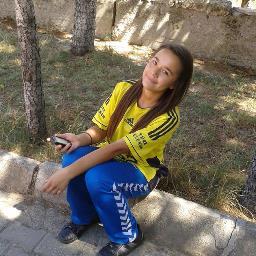 valeybolcudur,fenerbahçe fanatiğidir,köpekleri çok sever,one direction 3 hayranıdır,pizzayı çok sever,çılgındır,eğlenmeye bayılır vb. vb. :) 3 3 3