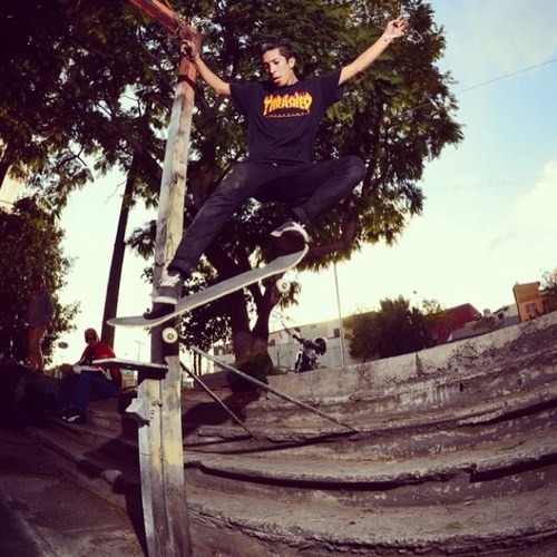 Patino para Supra México, colectivo calavera, retroskateboards y truck skate shop