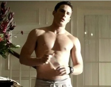 Soy Tyler, híbrido, novio de caroline y mejor amigo de Klaus y de Hayley. Me encanta el deporte.