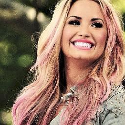 Cantante, actriz y persona que supera todos sus problemas. Cambio más de color de pelo que de bragas. Lovatics :3