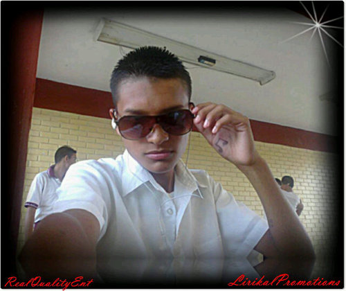 Soy feliz y alegre soy musiko y cantautor producer.