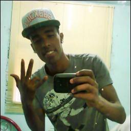 Sou Apenas Um Menino Lindo Que Gosto De Curti a Vida ' e Amo Curti Festa Com Os Amigos e as Amigas '