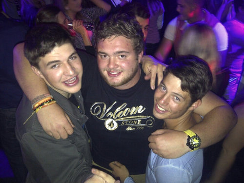 Fun outgoing guy like to meet new people and always willing to follow people who follow me!!:D