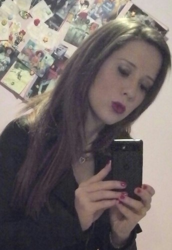 Pelo menos sorria, procure sentir amor. Imagine. Invente. Sonhe. Voe.