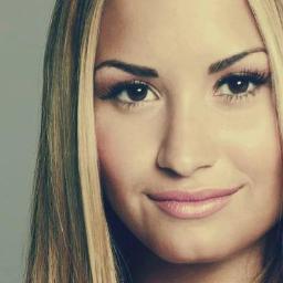 Hi,my idols are the 1D, muse and linkin park.
Fooollow me,beeeibe:*