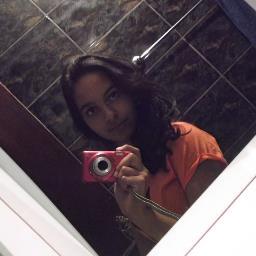Me ame ou me odeie, ambos estão a meu favor. Se vc me ama, eu sempre estarei em seu coração se você me odeia, eu estarei sempre em sua mente.