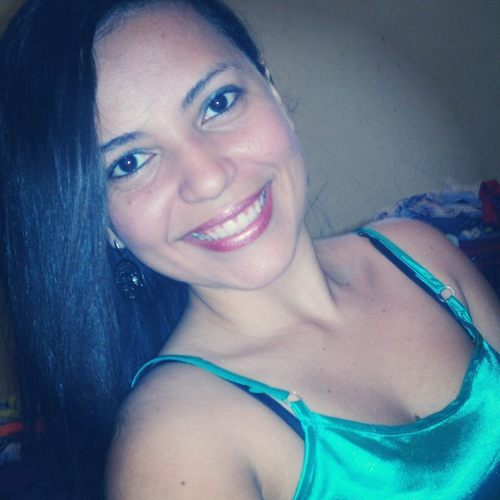 Quem quiser vencer na vida deve fazer como os seus sábios: Mesmo com a alma partida, ter um sorriso nos lábios.