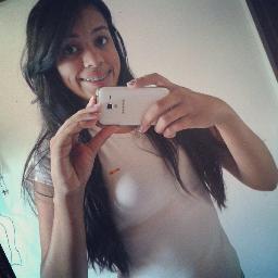 Estressada,carinhosa, dedicada, interessante, esperta,amorosa,desconfiada, distraída, cuidadosa, estranha, racional, inteligente. Quer saber mais ? Siga :D .
