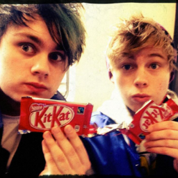 5SOSFamily :D love łłłłSOS!!! I follow back :) #5SOSFAM. 5seconds of summer, All time low, Simple plan, Paramore, Green day, My chemical romance.