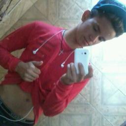 Oie sou Humilde,Legal,Engraçado ou seja extrovertido Amo fazer As pessoas rirem sou um otimo conselheiro pelo que dizem adoro jogar bola Trabalho tenho 17 anos.