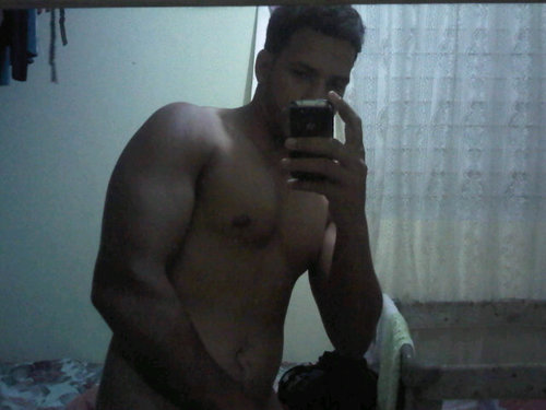 Soy un hombre de piel morena! No uso tw casi solo pin 23575C4B y facebook,Excelente amigo quiero conocer amigas así ser mas social! Trabajo y adoro mi madre