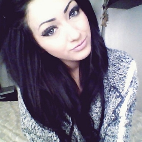 Hello! Yeah my last name is Mexican so what I'm Hawaiian born and raised. But now I live in London. You can msg me. But no stupid links! I hate them!