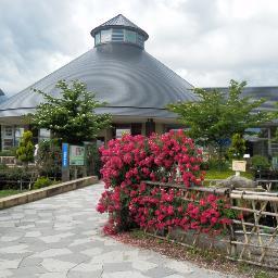 名水を誇る白州ならではの特産品が揃っています。広い駐車場を備え、休憩・ドリンクコーナー、農産物直売所、レストラン、情報コーナー、室内・屋外トイレを設置しています。入口２ケ所で名水の持ち帰りも終日可能です。※情報発信専用としています。