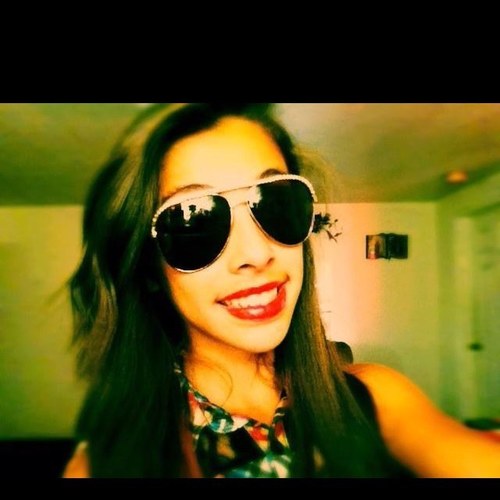 Follow me on instagram @_yulissamendez✌