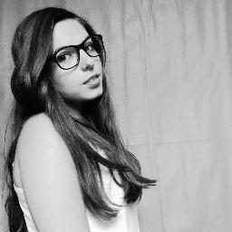 Salut! J'ai 17 ans je chante et je vous fait découvrir et écouter ma voix ;) Youtube: http://t.co/4YFYY4xBBD…