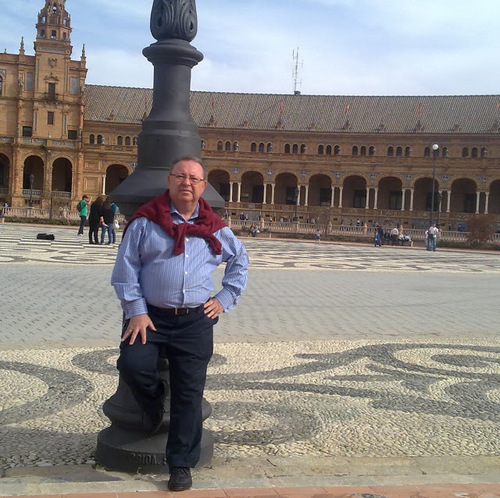 Nací en Sevilla, estudié en el Centro Español de Nuevas Profesiones, Director de Hotel y empresas turística. Casado y con un hijo.