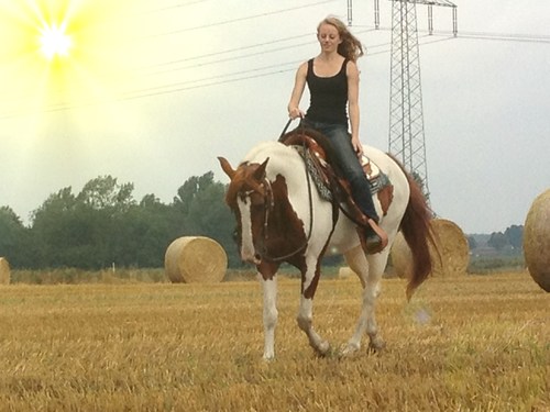 mooni_live's profile picture. You can turn off the sun, but I'm still gonna shine.