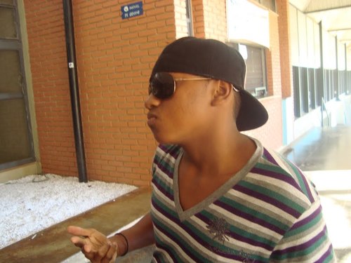 sou um cara alegre,que tem facilidade pra fazer novos amigos,gosto muito de sair aos finais de semana,nao fumo,nao bebo,sou solteiro.