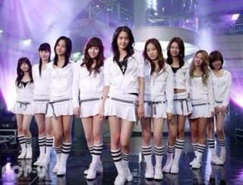 皆さん、始めまして。 私は、K-POPのSUPERJUNIOR、EXO、B.A.P、少女時代が すごく大好きです♡♡ 私、寂しがり屋なので構ってくれる方、募集中してます。皆来てくれると嬉しいです。