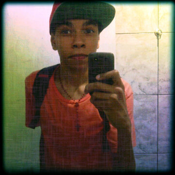 Um meninos Alegre,Divertido,Chato e Bobo :P