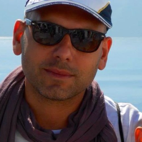 gennaroabate's profile picture. Pensieri in liberta' provvisoria;fingo d' aver capito che vivere è incontrarsi, aver sonno, appetito, far dei figli, mangiare, bere, leggere, amare...grattarsi!