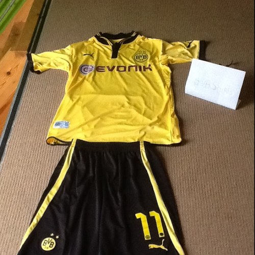 Hallo wij verkopen (voetbalshirts + broekje echt voor 50 euro!) (Trainingspakken 60 euro) en (voetbalshirts lange mouw en broekje 50 euro) Levertijd is 4 weken.