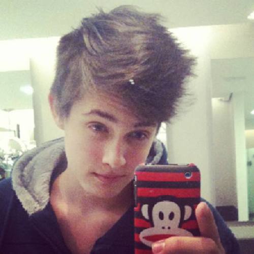 17 anos,solteiro,São Paulo ♥,skate,peitos,meninas,Praia e me segue (; Amorzinho -- @Semsal_ ♥