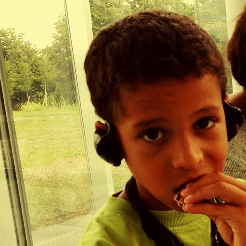 Adam, 8 ans, essaye de percer dans le monde de Twitter. L'âge ne défini pas la maturité #Beyoncé & #BrunoMars are the BEST. #TeamFollowBack Kiss.